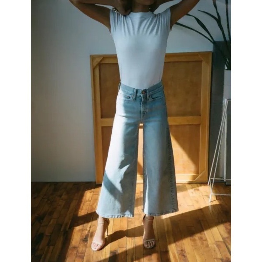 AYR The Must in Venus Size 26 Light Wash High Rise Wide‎ Leg Jeans Cropped